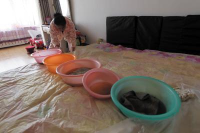 绥芬河楼上漏水，住户失联，小区没物管，业主维权难！律师来支招……